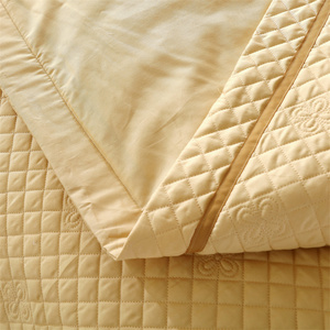 Ensemble de housse de couette matelassée en polyester jaune, literie d'hiver, taille Queen, lavable en machine, hypoallergénique - Product Image 2
