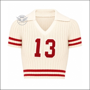 Pull court en tricot côtelé crème pour femme jcustom DST 13 avec applique rouge numéro 13, col en V, manches courtes, style preppy - Product Image 1