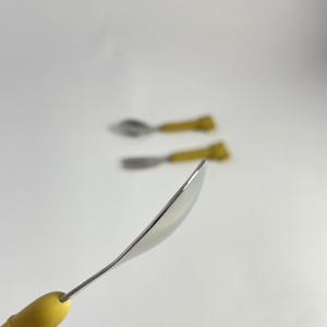 ชุดช้อนส้อมสแตนเลสสำหรับเด็กพร้อมด้ามจับซิลิโคน อุปกรณ์ให้อาหารสำหรับเด็กวัยหัดเดิน ใช้กับเครื่องล้างจานได้ ทำความสะอาดง่าย - Product Image 4