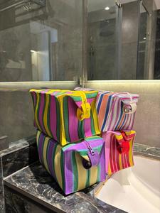 Sac fourre-tout de voyage extra large en nylon rayé personnalisé et écologique avec poignées, pochettes de toilette et cosmétiques recyclées réutilisables à fermeture éclair - Product Image 3