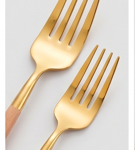 Juego de cubiertos de acero inoxidable pulido en oro con elegantes mangos esmaltados, perfecto para la mesa del hogar, la cocina o el restaurante. - Product Image 3