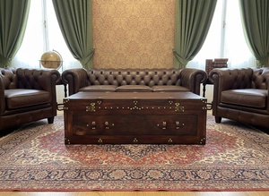 Table basse vintage en bois de manguier, coffre de rangement en cuir buff avec accessoires en laiton, meuble artisanal - Product Image 1