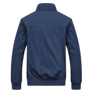 เสื้อแจ็คเก็ตบอมเบอร์ผู้ชาย สีกรมท่าล้วน คอตั้ง ติดซิปด้านหน้า แขนยาว สวมใส่สบาย กันลม ผลิตจากโพลีเอสเตอร์/คอตตอน น้ำหนัก 280 กรัม - Product Image 2