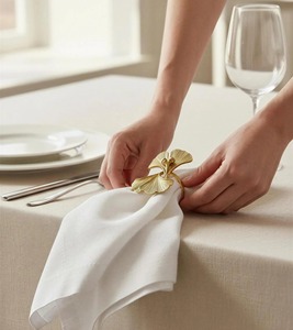 Anneau de serviette élégant en métal finition or, motif feuille, parfait pour la table à manger et la décoration d'occasions spéciales, boucle à serviette en provenance d'Inde - Product Image 5