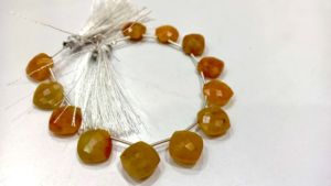 Perles de briolette carrées en aquamarine jaune naturelle de 12 mm en provenance du Rajasthan, vendues par brin de 8 pouces de long - Product Image 2