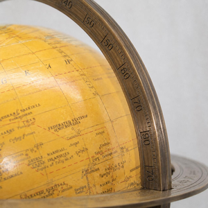 Globe terrestre décoratif antique avec anneaux de méridiens en laiton et base en bois, centre de table géographique vintage - Product Image 3