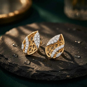 Boucles d'oreilles clous en diamant à motif feuille dorée - Product Image 4