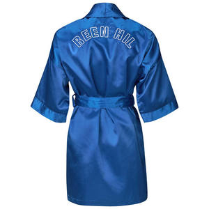 Robe de boxe en satin personnalisée avec broderie et sublimation, vêtements de combat pour la gym, la boxe, le karaté et les soirées de combat - Product Image 5