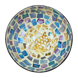 Bol artisanal en coquille de noix de coco avec motif floral gravé, finition polie écologique pour une utilisation dans la décoration de cuisine moderne - Product Image 1