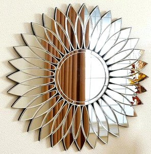 Espejo de Pared Veneciano Majestuoso con Paneles Decorativos Grabados, Reflejo Cristalino y un Atractivo Lujoso de la Antigua Europa - Product Image 1