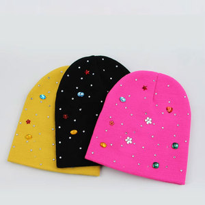 Gorro Unisex con Pedrería y Lentejuelas Bordadas con Diseño de Puntos, en Amarillo, Negro, Rosa, Brillante y Colorido, Gorro de Punto Cálido para Invierno - Product Image 1