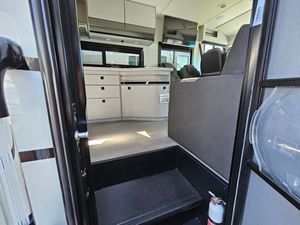 รถบ้าน Coachmen Euro 25EU คุณภาพสูง รถใหม่มาถึงแล้ว สภาพดี สะอาด พร้อมขาย - Product Image 6