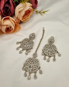 Ensemble collier long double couche, boucles d'oreilles et mangtika à motif floral traditionnel pour femmes, collection de bijoux de créateur. - Product Image 6