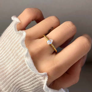 Anillo solitario de piedra lunar de corte ovalado de 1.00 quilates con diseño retorcido, anillo de promesa clásico de cuatro puntas, anillo de compromiso delicado para ella - Product Image 3