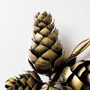 Corona Rústica de Metal Dorado con Piñas y Detalles Detallados, Perfecta para Decoración Encantadora de Paredes o Puertas en Invierno o para Fiestas - Product Image 4