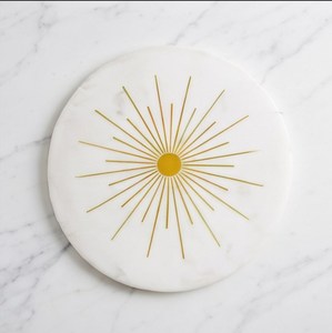 Planche à découper ronde en marbre blanc de haute qualité avec motif décoratif soleil couchant doré - Product Image 1