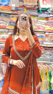 Ensemble Kurti Palazzo traditionnel long orange avec broderies miroir, col profond, bas évasé, séchage rapide, pour soirée indienne de créateur - Product Image 2