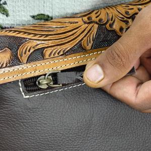 Bolso de Hombro Bohemio de Cuero Genuino con Borlas y Flecos, Diseño con Letras, Correa Única, Cierre de Cremallera, Color Bronceado, Antirrobo, Impermeable - Product Image 5
