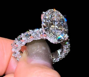 Anillo de Compromiso de Oro de 14K con Diamante Cultivado en Laboratorio, Corte Ovalado de 5 Quilates en el Centro y Piedras Laterales Redondas, Chapado en Rodio, Certificado IGI - Product Image 3