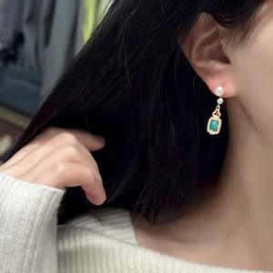 Boucles d'oreilles pendantes rétro en turquoise dégradé à double perle, bijoux en eau douce naturelle, tendance et élégante - Product Image 4