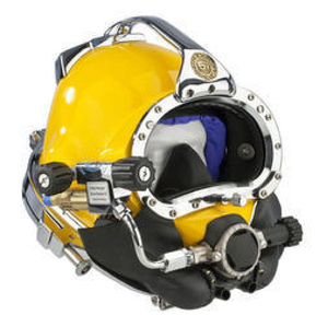 Casco comercial negro de alta resistencia con ventana frontal, válvulas de control laterales y adornos metálicos, disponible a precios de mayorista. - Product Image 3