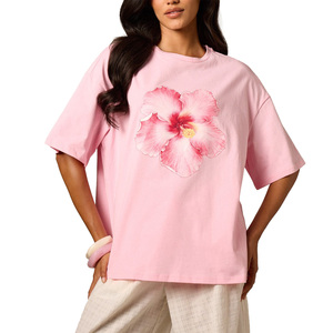 Camiseta de mujer con estampado floral, cuello redondo, manga corta, de algodón suave, estilo oversize, con estampado de flores, personalizada con DTG, moda boutique. - Product Image 1