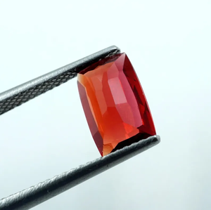 พลอยเบริลสีแดงธรรมชาติ 1.50 กะรัต รูปทรงคุชชั่น เจียระไนเหลี่ยมเพชร สำหรับทำเครื่องประดับต่างหู ขนาด 9x6x3.5 มม. HAYAAT GEMS - Product Image 6