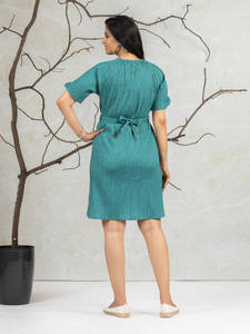 เดรสสีเขียวทรงพอดีตัว คอผูก แขนสั้น ความยาวระดับเข่า ชายกระโปรงบาน มีเข็มขัด ผ้าเครป - Product Image 3