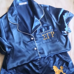 ชุดเซ็ตผ้าซาตินแบบกำหนดเองได้ แรงบันดาลใจจาก Sigma Gamma Rho สำหรับผู้หญิง ชุดสองชิ้นสำหรับชมรมพี่น้องชาวกรีก เสื้อและกางเกงผ้าไหม SGRho ชุดแฟชั่นสั่งทำพิเศษ - Product Image 1