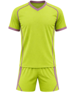 Conjunto de camiseta y pantalones cortos de fútbol verdes personalizados, uniforme deportivo transpirable de poliéster para entrenamiento de fútbol y uso en equipo. - Product Image 1