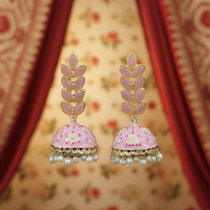 Pendientes Jhumka Florales de Aleación de Zinc Chapados en Oro de Primera Calidad JeweleMarket con Perlas y Cuentas, Diseño Romántico para Bodas y Detalle de Cuentas - Product Image 3
