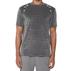 Camiseta de Hombre en Terciopelo Arrugado Color Gris Plateado con Dobladillo Curvo, Manga Corta, Estilo Urbano, Tela Brillante de Lujo - Product Image 3