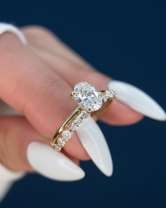 Bague de fiançailles solitaire en or jaune avec diamant ovale de 1,55 carat cultivé en laboratoire, certifié IGI VVS2 F, avec alliance assortie, vente en gros - Product Image 1