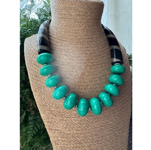 Collar con Colgante de Luna de Resina, Flores Secas y Lámina Dorada, Joyería Celestial Hecha a Mano para Mujer, APEX ALIGN, Lindo Regalo - Product Image 3