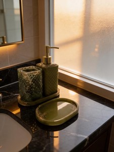 Ensemble d'accessoires de salle de bain en résine écologique de luxe avec pompe de couleur personnalisable, collection de 4 pièces peinte à la main - Product Image 5