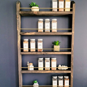 Étagère à épices rustique en bois massif de 18 pouces de large, six niveaux, avec barre en laiton, organisateur de cuisine, étagère murale pour les essentiels de la cuisine et du garde-manger - Product Image 1