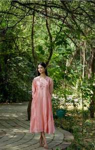 เดรสยาวสำหรับผู้หญิงมุสลิม ปักลายสวยงาม ระบายอากาศได้ดี สวมใส่สบาย เหมาะสำหรับวันหยุดพักผ่อน แขนสั้น คอเสื้อสวยงาม - Product Image 2