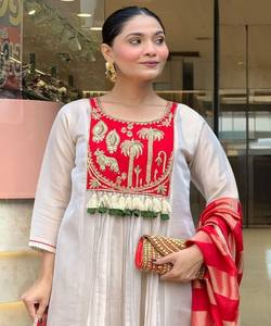 Ensemble haut, bas et dupatta de luxe en coton fantaisie avec broderie à motifs, pour festivals et soirées, prix de gros, vêtement ethnique rouge - Product Image 3