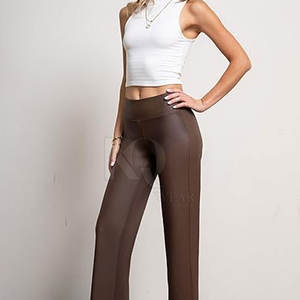 Pantalones de cuero para mujer, de cintura alta y diseño estructurado, para un estilo urbano atrevido y un look elegante para la noche. - Product Image 3