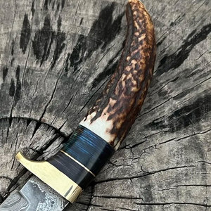 Cuchillo de Caza Hecho a Mano de Acero de Damasco con Mango de Madera Pakka, Perfecto para Entusiastas del Camping, Caza y Bushcraft - Product Image 3
