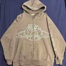 Sudadera con capucha y cremallera de primera calidad, color gris cemento |   Sudadera con Estética Y2K Earth Core |   Sudadera con Cierre y Diseño Urbano Moderno - Product Image 3