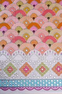 Tissu imprimé à motifs géométriques miroir pêche blanc avec bordure épaisse pour la confection de Kurtis – Vêtements ethniques de créateur - Product Image 3