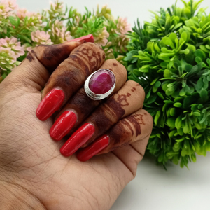 แหวนพลอยทับทิมสีชมพูธรรมชาติคลาสสิก หินประจำเดือนกรกฎาคม เงินแท้ 925 ทรงรี ประดับขอบแบบ Bezel สำหรับงานหมั้นและงานแต่งงาน - Product Image 4