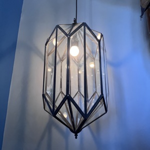 Luminaire suspendu géométrique long en verre et laiton avec lumière LED blanc chaud doux pour salon, finition noire, montage mural - Product Image 4