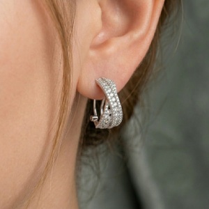 Bijoux Vintage en Gros : Magnifiques Boucles d'Oreilles Huggies en Platine et Or Blanc avec Diamants Naturels – Idéales pour Mariage, Fiançailles, Anniversaire - Product Image 2