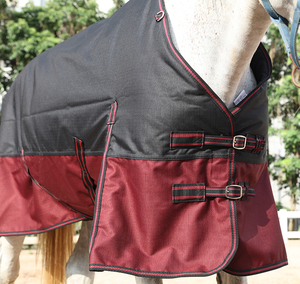 Manta y Alfombra para Caballos Impermeables y Transpirables Personalizadas al por Mayor con Refuerzos Altos y Forro de Nailon Rojo para Uso en Carreras - Product Image 3