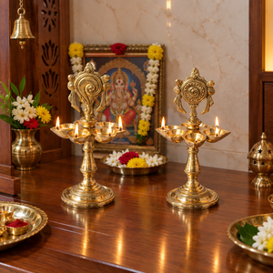 Ensemble de Diyas en Laiton Faits Main avec Motif Décoratif au Dos, Support Traditionnel pour Lampe à Huile pour Puja, Décoration de Temple et Utilisation Festive - Product Image 3