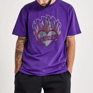 T-shirt violet à manches courtes pour homme avec motif cœur flamme en strass, col rond, coupe décontractée, en jersey de coton, personnalisable, ample - Product Image 1