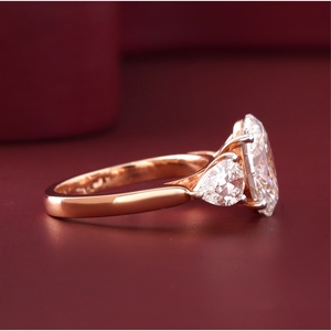 Bague de fiançailles ovale à trois pierres de 2,36 carats en diamant de laboratoire, or rose 14 carats avec or jaune et blanc massif 18 carats - Product Image 2