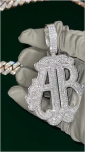 Nuevos Diseños de Joyería Hip Hop, Colgante de Letra 3D Personalizado en Plata de Ley 925 con Oro Blanco, Completamente Cubierto de Moissanita Esmeralda, Estilo Moderno - Product Image 4
